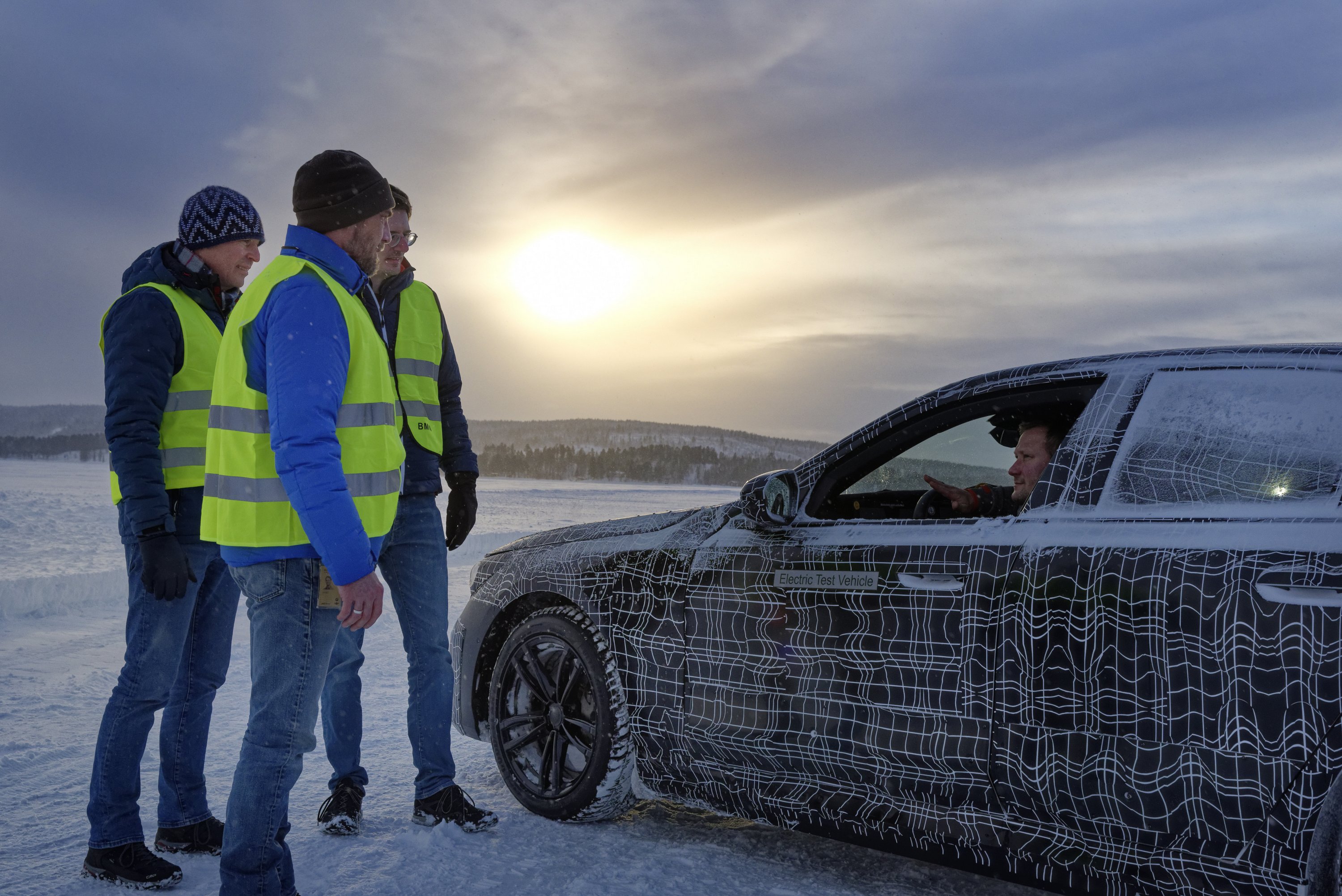 Hagyományos formát kap a BMW új villanyautója 18