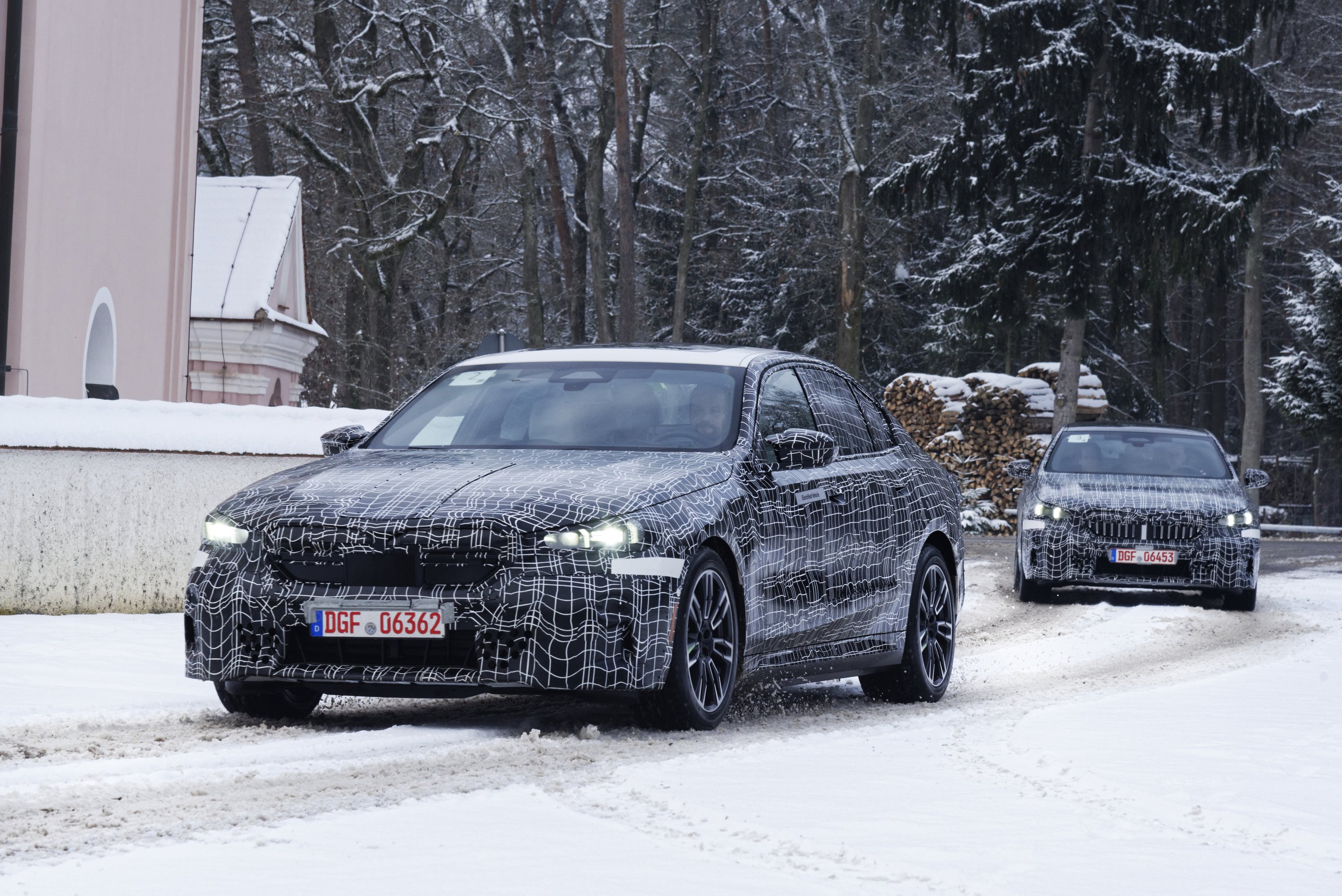 Hagyományos formát kap a BMW új villanyautója 14