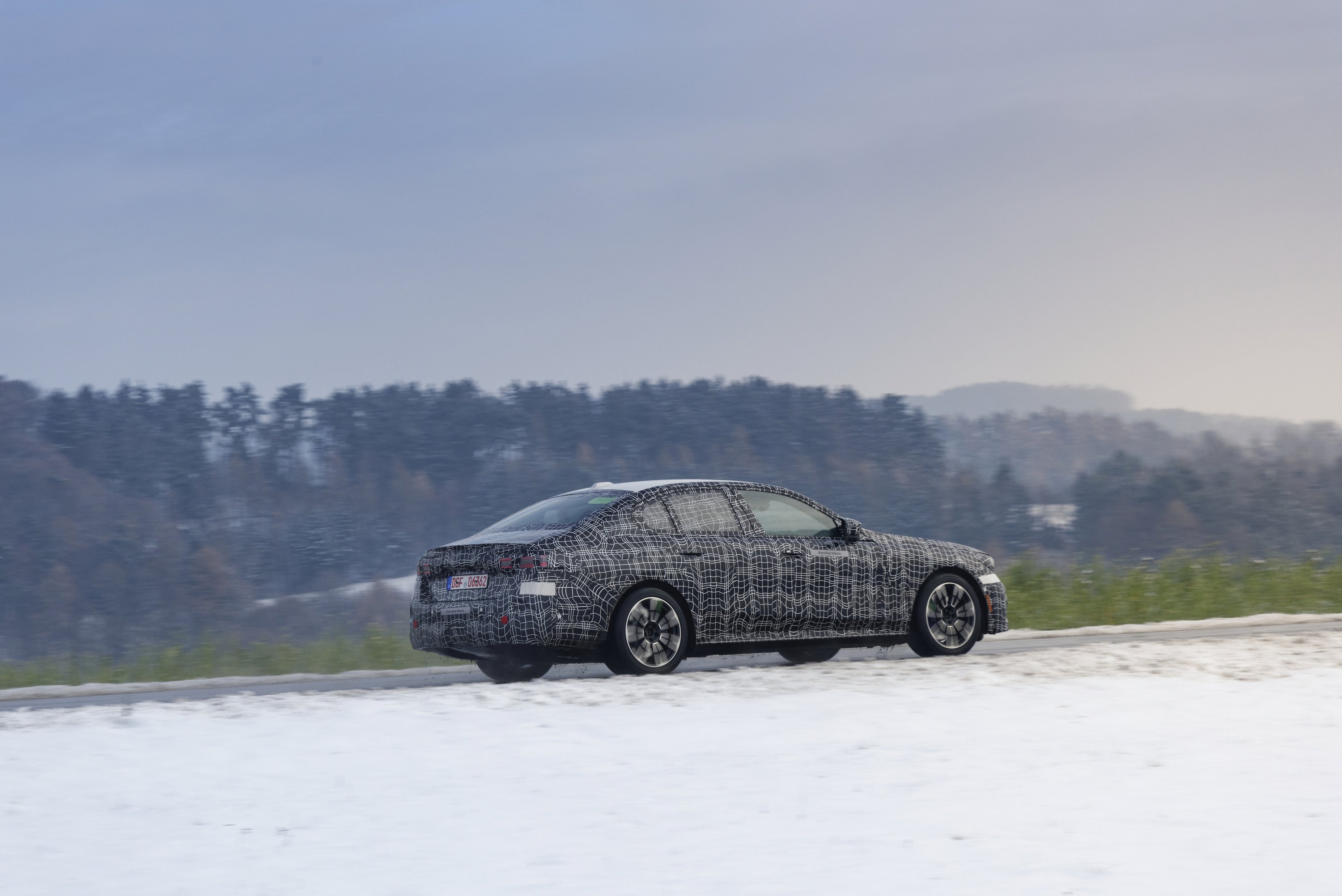 Hagyományos formát kap a BMW új villanyautója 9