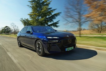 Jobb csinálni, mint nézni. Ez a BMW i7-re is igaz