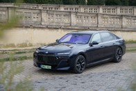 Jobb csinálni, mint nézni. Ez a BMW i7-re is igaz 2