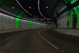 Zöld fénnyel gyorsítják az autósokat egy alagútban