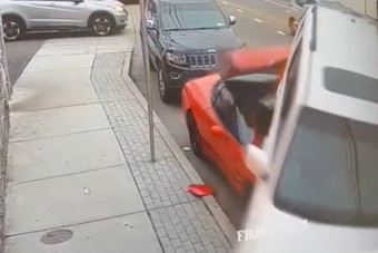 Premier plánban vették videóra, ahogy kivasalnak egy Corvette-et