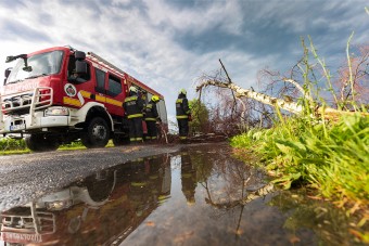 Forgalmi káoszt okozott a vihar: kidőlt fák, leszakadt vezetékek