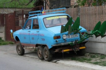 Nem látsz ma pusztítóbbat a hatkerekű, ekével felszerelt Daciánál