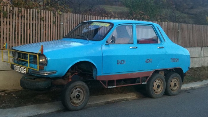 Nem látsz ma pusztítóbbat a hatkerekű, ekével felszerelt Daciánál 1