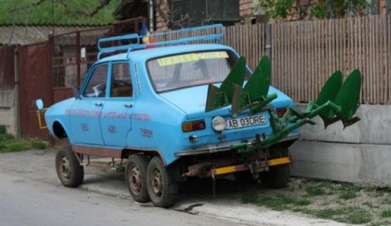 Nem látsz ma pusztítóbbat a hatkerekű, ekével felszerelt Daciánál 2