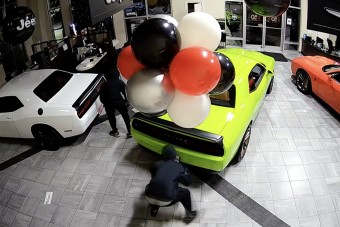 Pillanatok alatt fosztottak ki egy szalont az autótolvajok