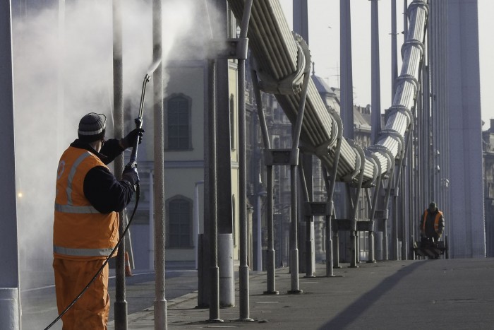 Kezdődik a budapesti hidak nagytakarítása
