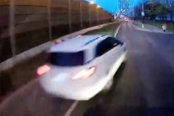 Azt hitte, meg tudja előzni a trolit Budapesten, de a padkával nem számolt