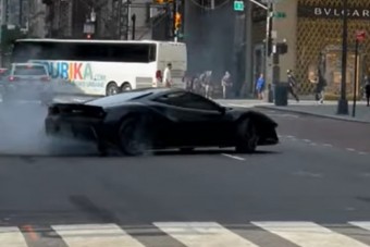 Fényes nappal, a nyílt utcán vagánykodott a Ferrarival, kopott a gumi rendesen