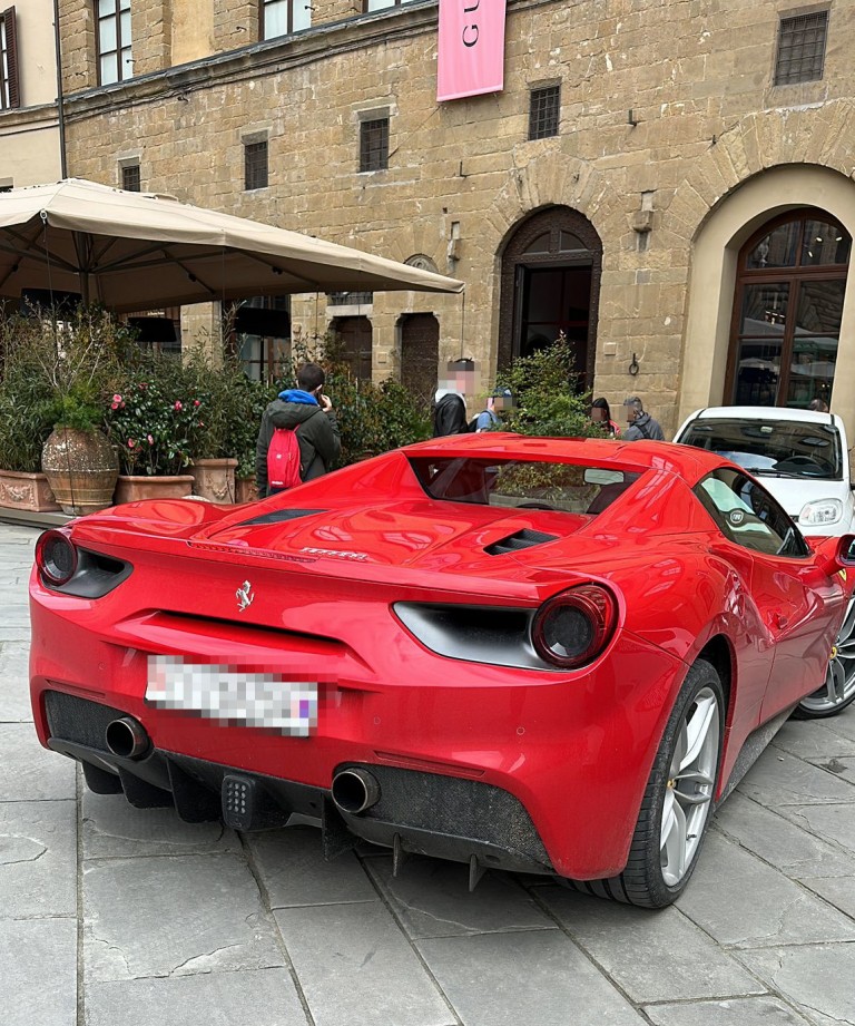 Nem, még Ferrarival sem parkolhatsz le akárhol 1