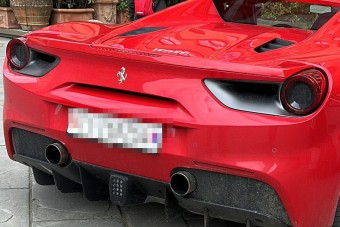 Nem, még Ferrarival sem parkolhatsz le akárhol