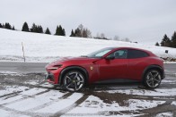 Hozzá sem szagolhat senki a Ferrari SUV-jához – Kipróbáltuk! 75