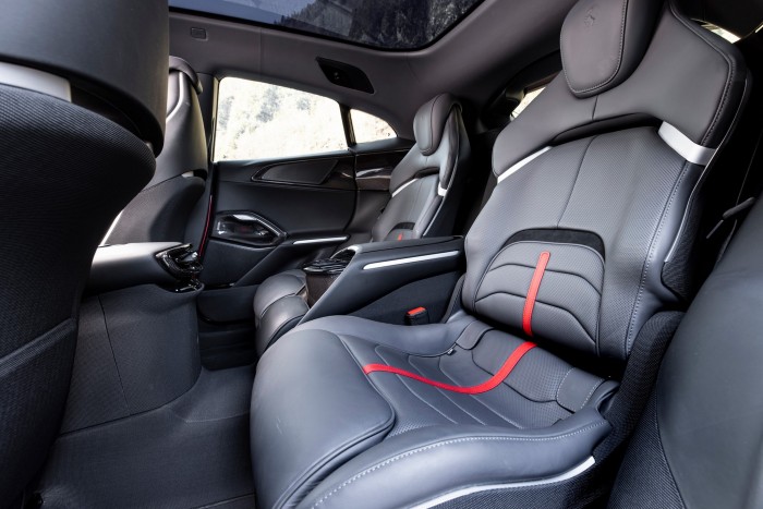 Hozzá sem szagolhat senki a Ferrari SUV-jához – Kipróbáltuk! 102 Hozzá sem szagolhat senki a Ferrari SUV-jához – Kipróbáltuk! 102
