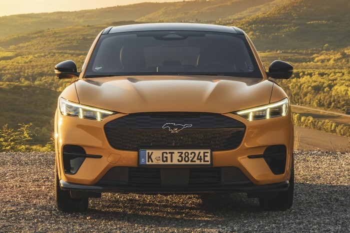 Minden is tönkremehet ezeken a pár hetes autókon 1