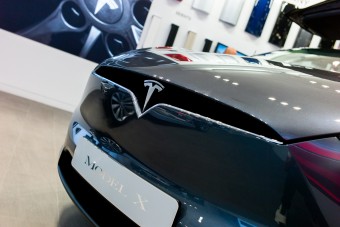 144 milliót költ arra a város, hogy lakói egy évig ingyen járjanak Teslával