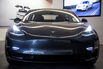 Véletlenül rossz Teslába szállt, simán elhajtott vele