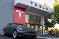 Már a Tesla is azt figyeli, ki mennyire álmos a volánnál 2