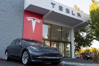 Ismét kudarcot vallhatott a Tesla – a tűzoltóautót sem vette észre?