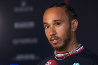 F1: Máris figyelik a felügyelők Hamiltont
