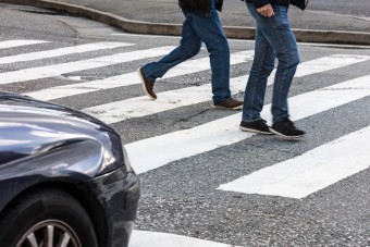 Nem vicc, sebességkorlátozást vezetnek be a gyalogosokra is