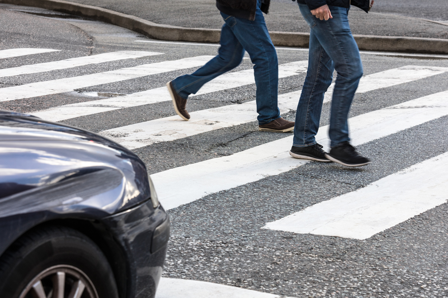 Nem vicc, sebességkorlátozást vezetnek be a gyalogosokra is