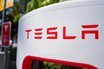 Újabb rekordokat döntött a Tesla, de ára volt