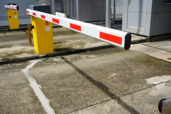 Több százezres bírságot kapott, mert hozzányúlt a sorompóhoz