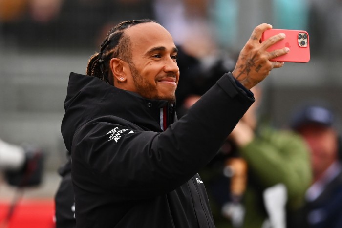 Tízmilliókat kaszálhat egyetlen képpel Lewis Hamilton