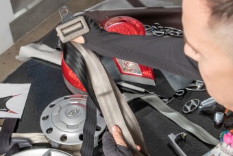 Máshogy is lehet használni egy biztonsági övet