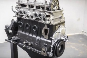 Élmény látni, ahogy csavarról csavarra születik újra ez a Lada-motor