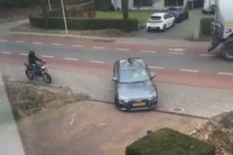 Épp videózta, ahogy érkezik az új autója, de hamar elmúlt a jókedv