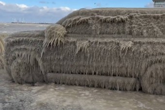 Teljes jégpáncélba zárt autókat a zord időjárás