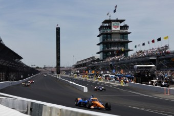 Lyukat fúrtak a versenypályába - ezt találták