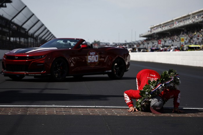 Lyukat fúrtak a versenypályába – ezt találták 3