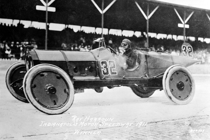 Lyukat fúrtak a versenypályába – ezt találták 1