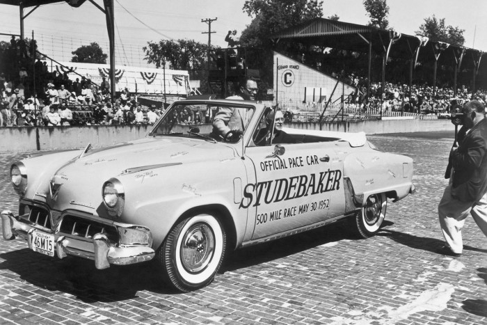 Lyukat fúrtak a versenypályába – ezt találták 2