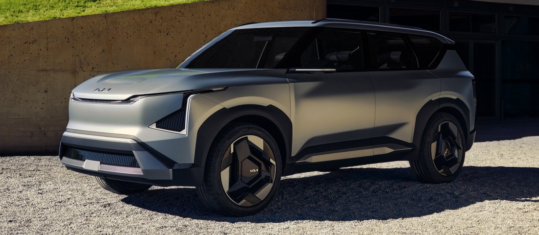 Baltával faragott családi autó érkezik