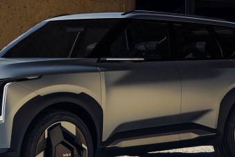 Baltával faragott családi autó érkezik