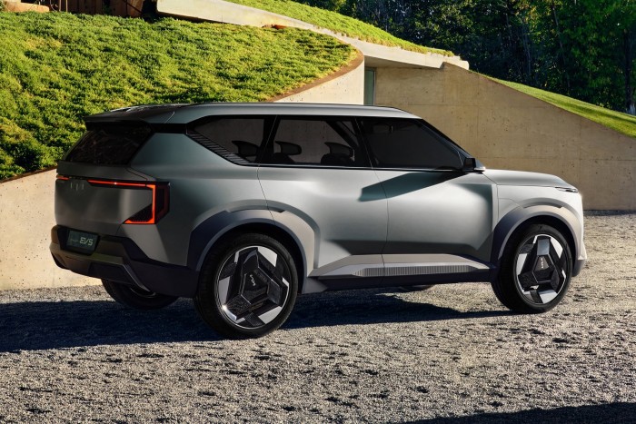 Baltával faragott családi autó érkezik 9