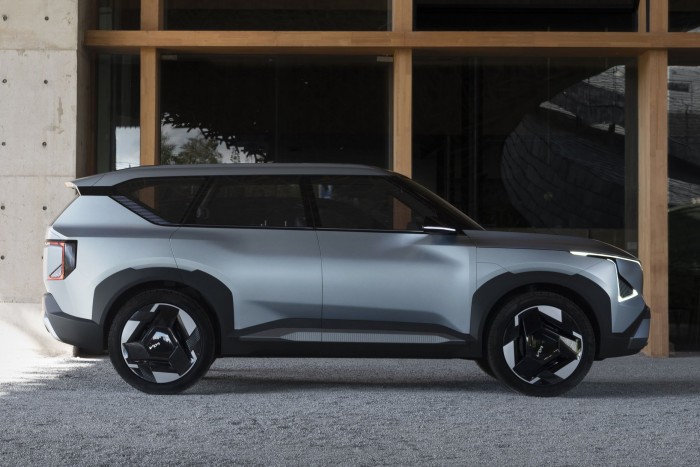 Baltával faragott családi autó érkezik 6