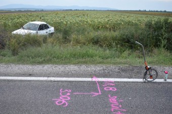 Friss jogsival a zene ritmusára rángatta a kormányt, fel is borultak