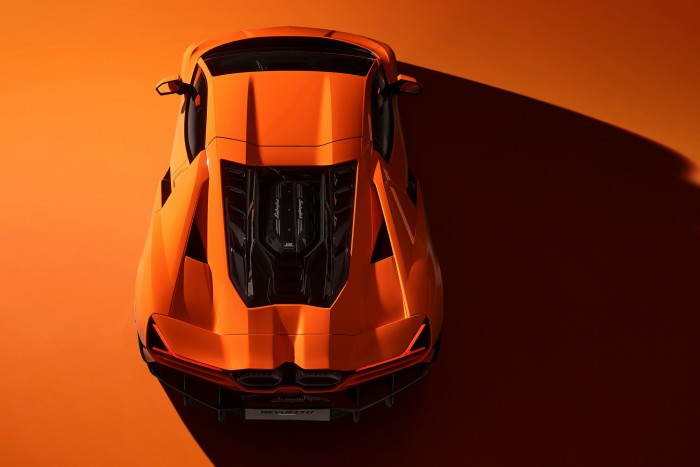 Átverte a világot a Lamborghini 12