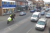 Nekiment a lovasrendőrnek majd felgyújtott autóját 1