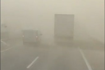 Videón mutatják, mennyire vakon autóztak az M1-esen