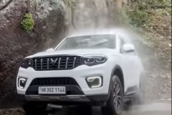 Az év eddig legrosszabb ötlete volt ezzel az autóval vízesés alá állni