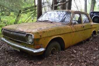 Hipnotikus hatású videó egy 18 évig erdőben rohadó Volga feltámadásáról