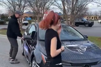 Autót kapott borravalónak a pincérnő