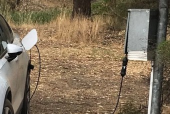 Az önkormányzattól lopta az áramot, hogy töltse az autóját